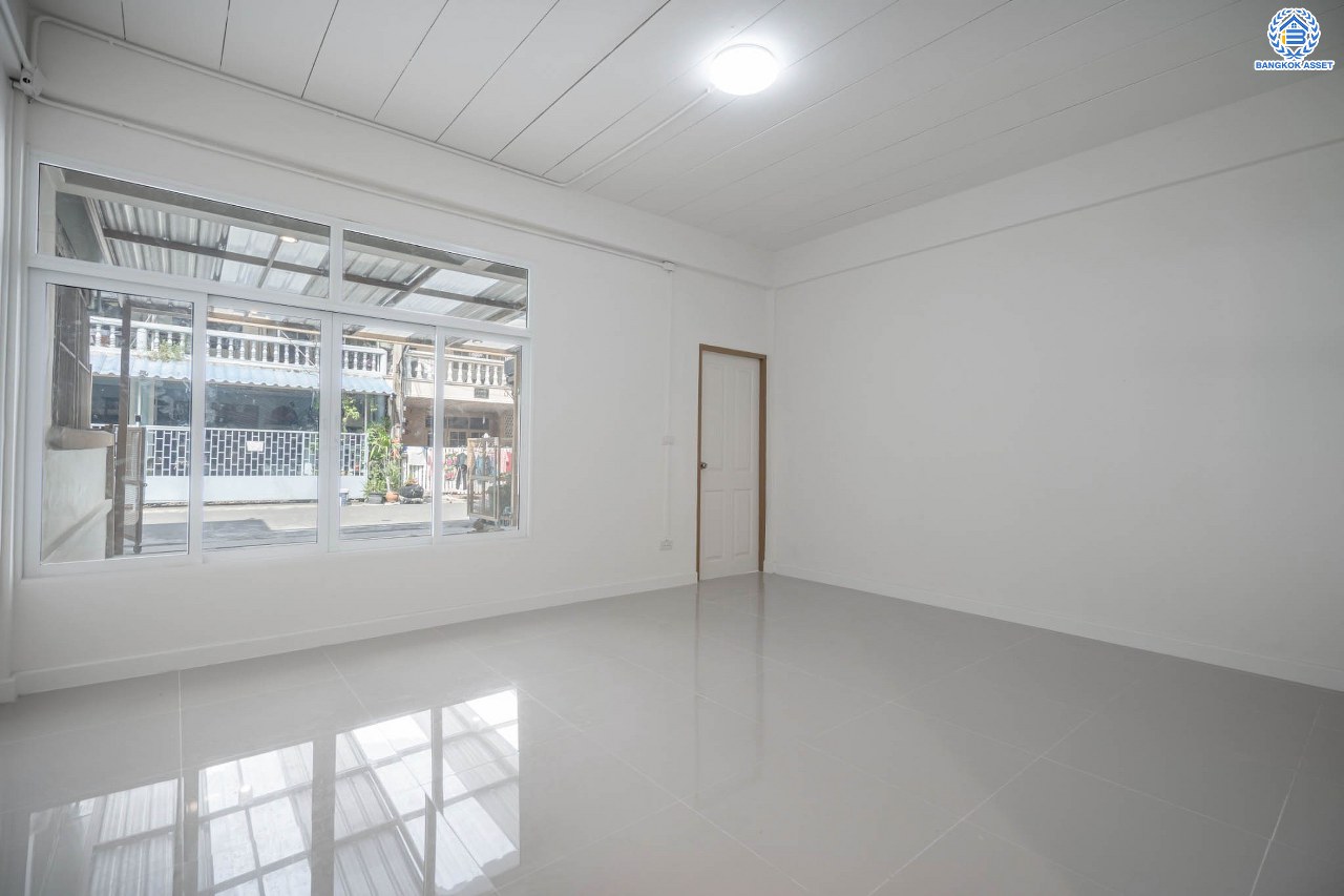 บ้านมือสองตกแต่งใหม่ โครงการ อยู่เจริญ วิภาวดี เนื้อที่ 21.2 ตร.ว. ฟังก์ชัน 2 ห้องนอน 2 ห้องน้ำ จอดรถได้ 2 คัน บนทำเลศักยภาพ หน้าโครงการติดถนนวิภาวดี ใกล้สนามบินดอนเมือง ฟิวเจอร์พาร์ครังสิต, ม.รังสิต จุดขึ้นทางด่วน "ดอนเมือง", โทลเวย์ วิภาวดี-รังสิต และรถไฟฟ้าสายสีแดง "สถานีรังสิต"